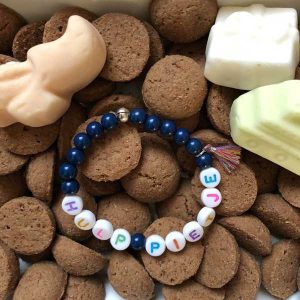 (Kinder)armbandje donkerblauw met gekleurd kwastje en tekst in gekleurde letters "Hulp Pietje"