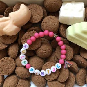 (Kinder)armbandje roze met gekleurd kwastje en tekst in gekleurde letters "Hulp Pietje"