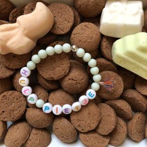 (Kinder)armbandje mintgroen met gekleurd kwastje en tekst in gekleurde letters " Hulp Pietje"