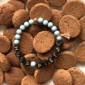 (Kinder)armbandje zeegroen met gekleurd kwastje en tekst "Hulp Pietje"