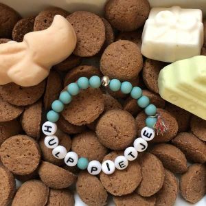(Kinder)armbandje turquoise met gekleurd kwastje en tekst "Hulp Pietje"