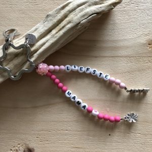 Sleutelhanger van kraaltjes "liefste mama"