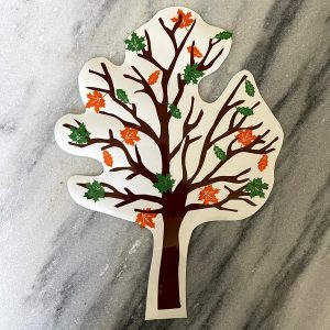 Herbruikbare raamsticker "boom" ± 22x15cm bruin met oranje en groene blaadjes