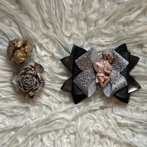 Dubbele strik van imitatieleer zwart, grijs en glitter met handgemaakt fimo figuurtje "hertje"