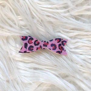 Strik mini van imitatieleer op alligatorknipje roze panter