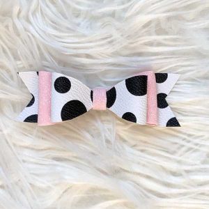 Strik (dubbel) van imitatieleer op alligatorknipje (middel) wit (met zwarte stippen) met licht roze glitter