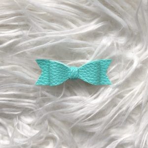 Strik mini van imitatieleer op alligatorknipje turquoise