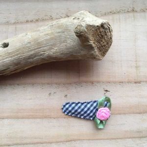 Babyknipje 3cm grijs geruit met zacht roze roosje (per stuk)